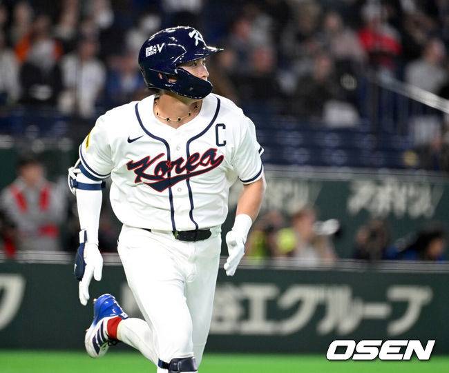 [OSEN=도쿄(일본), 손용호 기자] 5일 일본 도쿄돔에서 월드베이스볼클래식(WBC) 조별리그 C조 한국과 체코의 경기가&nbsp;열렸다.한국은 소형준, 체코는 다니엘 파디샥을 선발투수로 내세웠다.2006년 4강, 2009년 준우승을 차지한 경험이 있는 한국은 이후 3개 대회(2013년, 2017년, 2023년)에서 모두 8강 토너먼트 진출에 실패했다. 이번 대회에서는 17년 만에 본선 토너먼트 진출을 노린다.8회말 2사에서 한국 이정후가 중전 안타를 치고 그라운드를 달리고 있다. 2026.03.05&nbsp;/spjj@osen.co.kr