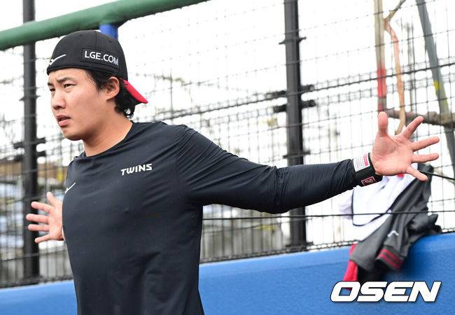 [OSEN=오키나와(일본), 최규한 기자] 프로야구 LG 트윈스가 27일 일본 오키나와 가데나 야구장에서 스프링캠프 훈련을 펼쳤다.미국 애리조나에서 1차 스프링캠프를 마친 LG는 25일 오키나와에 입성해 26일부터 본격적으로 2차 캠프를 시작했다.LG 임찬규가 훈련을 펼치고 있다. 2026.02.27 / dreamer@osen.co.kr