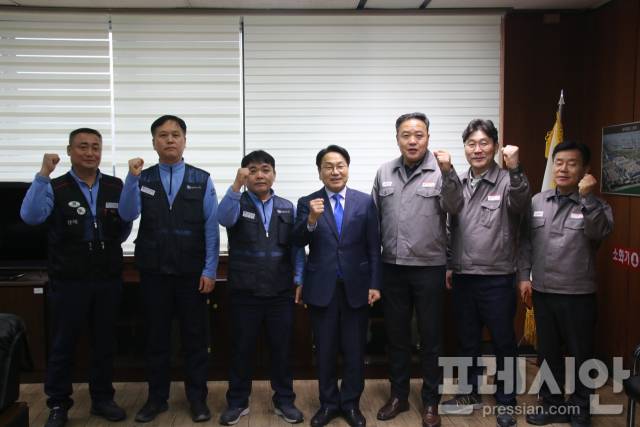 ▲ 강기정 광주시장과 황호길 금호타이어 안전생산혁신본부장 및 노동조합 간부 등이 6일 금호타이어 곡성공장에서 간담회 후 기념촬영을 하고 있다.2026.03.06ⓒ금호타이어