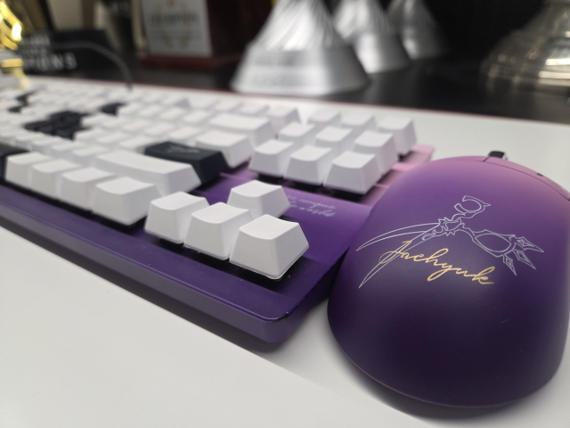 ▲프로게이머 권재혁 선수가 팬들에게 선물받은 키보드와 마우스. ⓒ프레시안(박상혁)