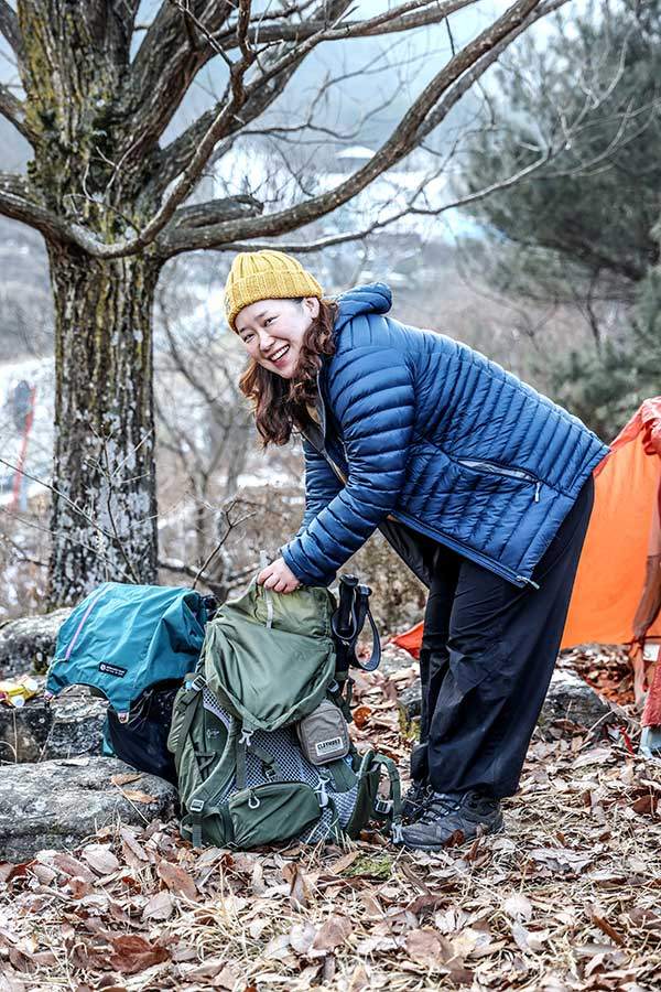 아침 일찍 박지를 정리하고 있는 송예지씨.&nbsp;