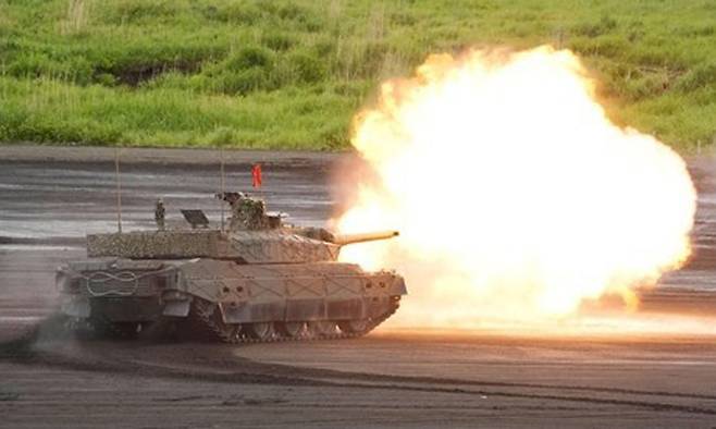 일본 후지종합화력연습에 참여한 전차. 교도연합뉴스