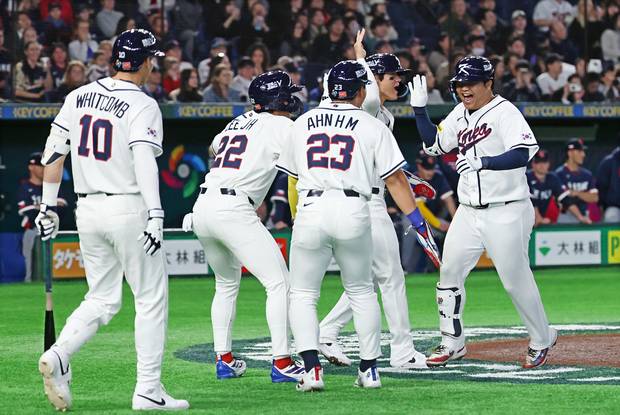 한국 야구대표팀 문보경(오른쪽 첫 번째)이 5일 일본 도쿄돔에서 열린 2026 WBC 조별리그 C조 1차전 대한민국과 체코의 경기에서 1회 말 만루 홈런을 치고 홈을 밟은 뒤 동료 선수들과 기쁨을 나누고 있다. 연합뉴스
