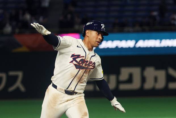 저마이 존스가  5일 WBC 조별리그 C조 1차전 체코와의 경기 8회말에 솔로 홈런을 친 뒤 세리머니를 펼치고 있다. 연합뉴스