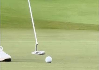 홀 가장자리에서 볼 헛치는 세바스티안 무뇨스. LIV 골프 SNS 캡처