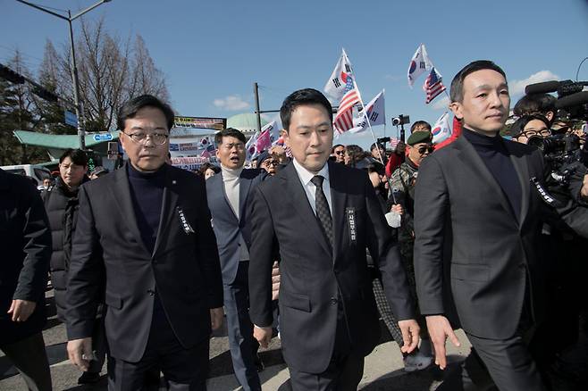 3월3일 오후 국회본관 계단 앞에서 '사법독립 헌정수호를 위한 대국민호소 국민대장정 규탄대회'를 마친 국민의힘 장동혁 대표(가운데)와 송언석 원내대표(왼쪽) 등 의원들이 도보행진을 하고 있다. ⓒ시사저널 이종현