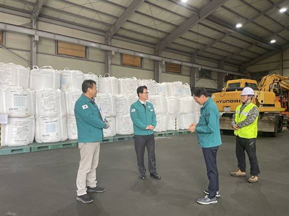 지난 5일 이도형 경산부시장(왼쪽 두번째)이 도로시설물 유지관리에 힘쓰는 현장 근로자들을 만나 애로사항을 청취하고 있다. ⓒ경산시 제공