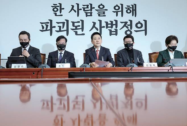 사법 3법이 국무회의에서 의결된 3월5일 장동혁 국민의힘 대표(가운데)가 국회에서 열린 최고위원회의에서 발언하고 있다. ⓒ연합뉴스