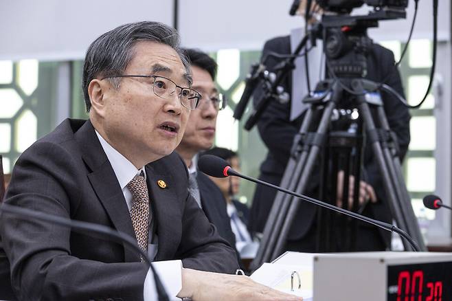 조현 외교부 장관이 6일 국회에서 열린 외교통일위원회 전체 회의에 출석해 중동 사태 관련 국민 신속 보호 관련 대책에 대해 설명하고 있다. ⓒ연합뉴스