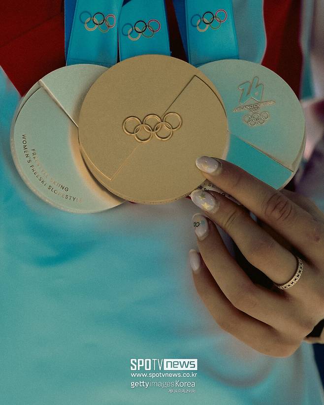 ▲ 세계 정상의 자리를 지켜낸 22세의 챔피언을 기다리고 있는 것은 환호만이 아니었다. 미 정치권이 파상공세를 퍼부으며 코너로 몰아넣자, 침묵을 지키던 구아이링도 마침내 반격에 나섰다.