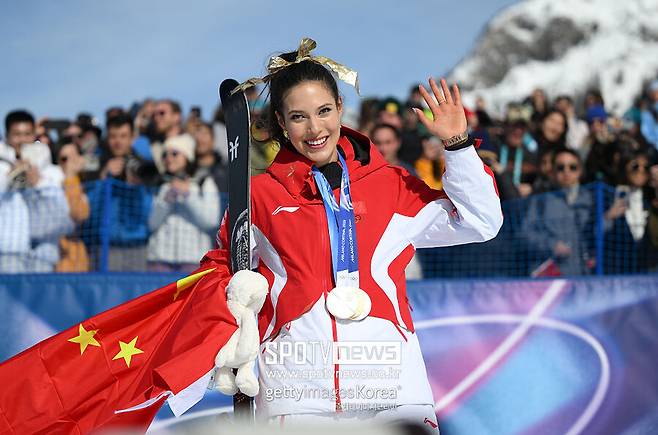 ▲ 세계 정상의 자리를 지켜낸 22세의 챔피언을 기다리고 있는 것은 환호만이 아니었다. 미 정치권이 파상공세를 퍼부으며 코너로 몰아넣자, 침묵을 지키던 구아이링도 마침내 반격에 나섰다.