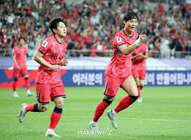 오현규가 지난해 6월 서울월드컵경기장에서 북중미월드컵 최종예선 마지막 경기인 쿠웨이트전에서 골을 넣은 뒤 이강인과 함께 기뻐하고 있다. /사진=강영조 선임기자