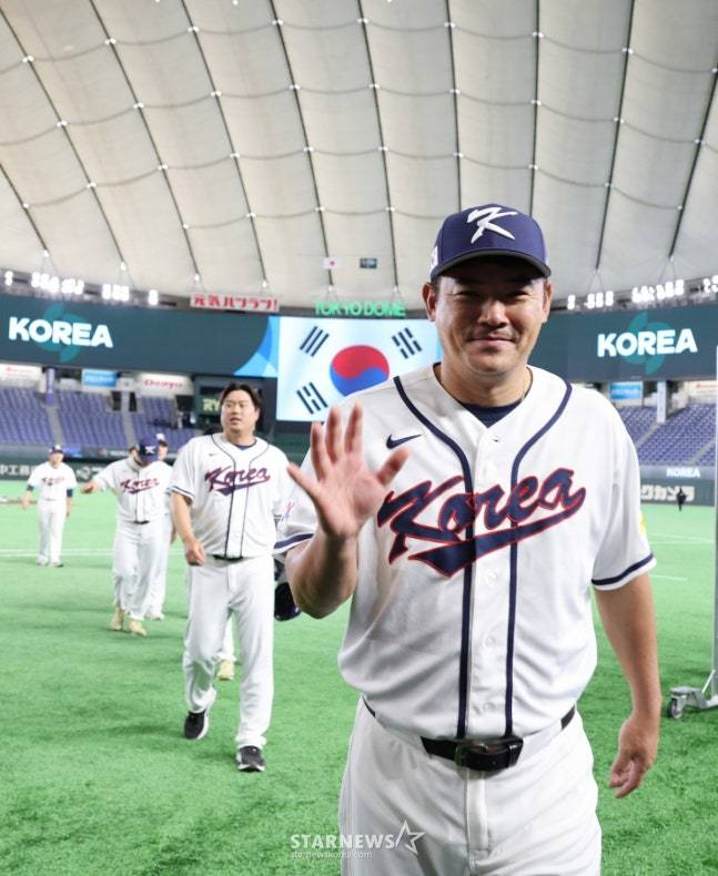 노경은이 4일 훈련을 마친 뒤 더그아웃으로 복귀하고 있다. /사진=강영조 선임기자