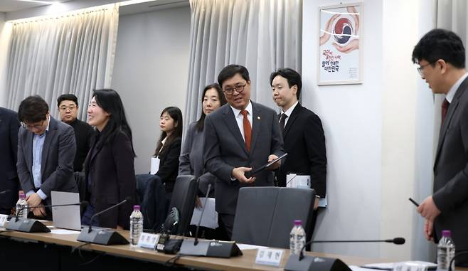 최휘영 문화체육관광부 장관(오른쪽에서 세 번째_이 5일 서울 종로구 국립현대미술관 서울관에서 열린 ‘공연·스포츠 암표 방지 민관협의체 발대식’에 참석하고 있다. /사진=문화체육관광부