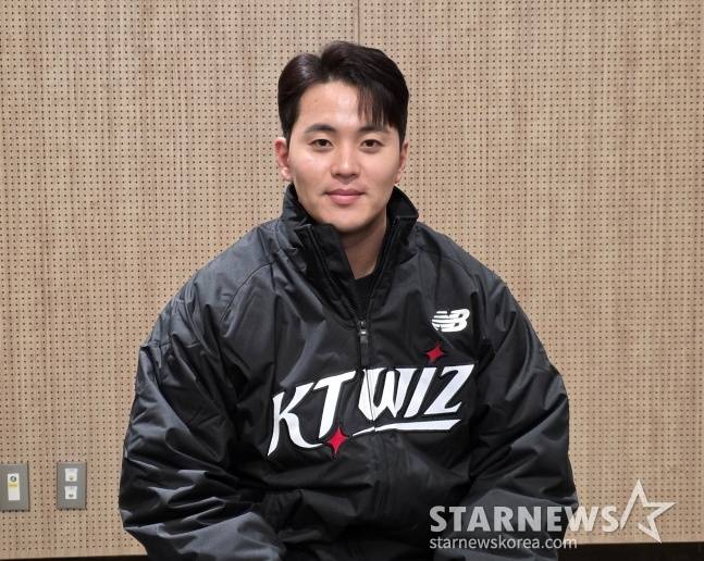 KT 한승택이 지난해 11월 수원컨벤션센터에서 열린 '2025 kt wiz 팬 페스티벌'을 앞두고 취재진과 인터뷰를 가졌다. /사진=김동윤 기자