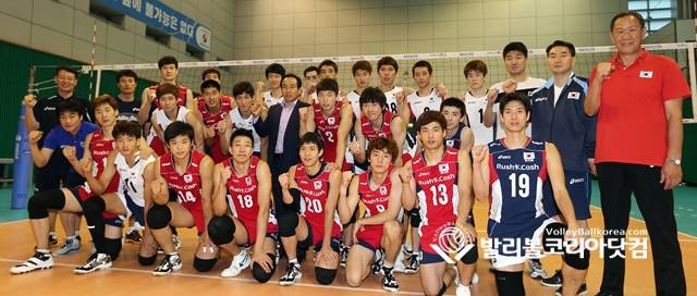 【용인=발리볼코리아 김경수기자】2일 경기도 용인시 기흥구 대한항공 점보스 배구단 체육관에서 열린 박기원감독이 이끄는 2013월드리그 남자대표팀과 김찬호감독이 이끄는 2013카잔하계유니버시아드팀과의 경기에 앞서 양팀선수들이 기념촬영을 하고 있다.2013.07.02.(사진=발리볼코리아닷컴DB).