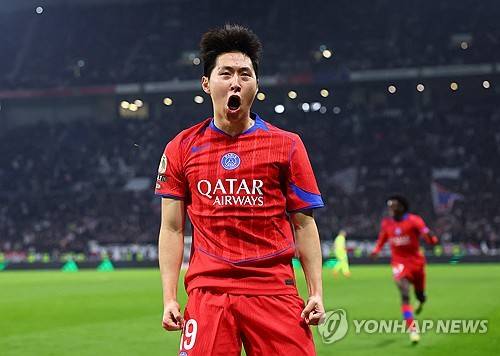 프랑스 축구대표팀에서 2018 국제축구연맹(FIFA) 러시아 월드컵 우승을 경험하고 스페인 명문 아틀레티코 마드리드 최고의 스타로 자리매김한 앙투완 그리즈만이 팀을 떠난다.&nbsp;  그리즈만의 대체자로 떠오른 건 다름아닌 한국 축구 '골든 보이' 이강인(PSG)이다.&nbsp;스페인 매체 렐레보 편집장 마테오 모레토 기자가 6일(한국시간) 자신의 사회관계망서비스(SNS) X를 통해 이강인이 여전히 아틀레티코 마드리드의 최우선 타깃이라고 전했다.&nbsp;이어 모레토는 이강인이 그리즈만을 대체할 아틀레티코의 최우선 타깃이라고 전하며 시즌 중에 갑작스럽게 팀을 떠날 수 있는 그리즈만의 거취와 맞물려 있다고 전했다.&nbsp;연합뉴스