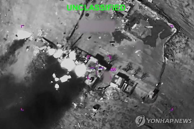 지난달 28일(현지시간) 이스라엘의 공습으로 파괴된 이란 시설 [미 중부사령부 공개. AFP=연합뉴스 자료사진. 재판매 및 DB 금지]