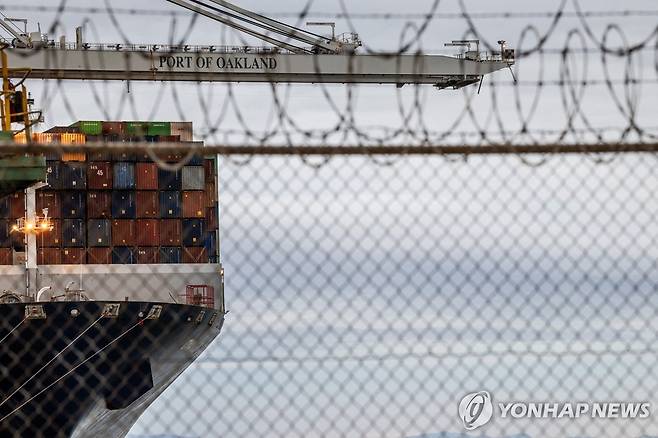 컨테이너를 실은 화물선이 지난달 24일(현지시간) 미국 캘리포니아주 오클랜드 항구에 정박해 있다. [로이터=연합뉴스 자료사진. 재판매 및 DB 금지]