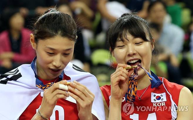 <아시안게임>여자 배구, '금메달 맞지?' (인천=연합뉴스) 배재만 기자 = 2일 인천 송림체육관에서 열린 2014 인천 아시안게임 배구 여자부 시상식에서 한국대표팀 김연경(왼쪽)과 양효진이 금메달을 살펴보고 있다.2014.10.2