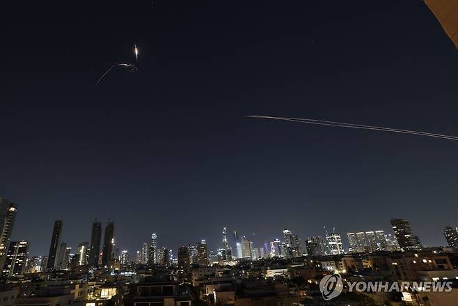 이란 텔아비브 상공에 그려진 미사일 궤적 [AFP 연합뉴스 자료사진. 재배포 및 DB 금지]