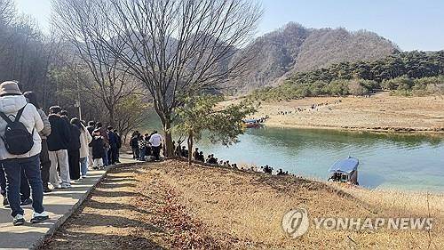 영월 청령포로 향하는 방문객의 발길 줄이어     (영월=연합뉴스) 700만 관객을 돌파한 영화 '왕과 사는 남자'의 흥행에 힘입어 조선 제6대 임금 단종의 유배지인 영월 청령포를 찾는 방문객도 크게 늘고 있는 가운데 2월의 마지막 날인 28일 청령포로 향하는 방문객의 발길이 끝없이 이어지고 있다. 2026.2.28 [영월군 제공.재판매 및 DB 금지]
    jlee@yna.co.kr
