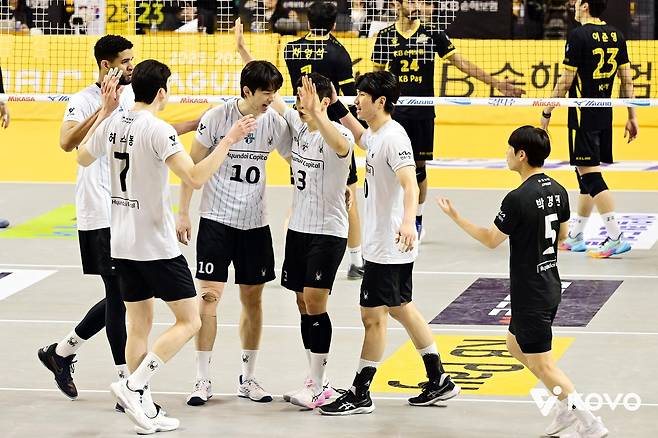 KB손해보험전에서 득점 후 기뻐하는 현대캐피탈 선수들 [한국배구연맹 제공. 재판매 및 DB 금지]