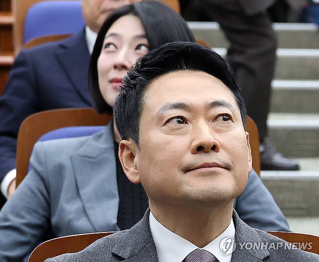 다른 곳 바라보는 장동혁과 배현진 (서울=연합뉴스) 이동해 기자 = 국민의힘 장동혁 대표(앞)와 배현진 의원이 23일 국회에서 열린 의원총회에서 앞뒤로 나란히 앉아 서로 다른 곳을 바라보고 있다. 2026.2.23 eastsea@yna.co.kr