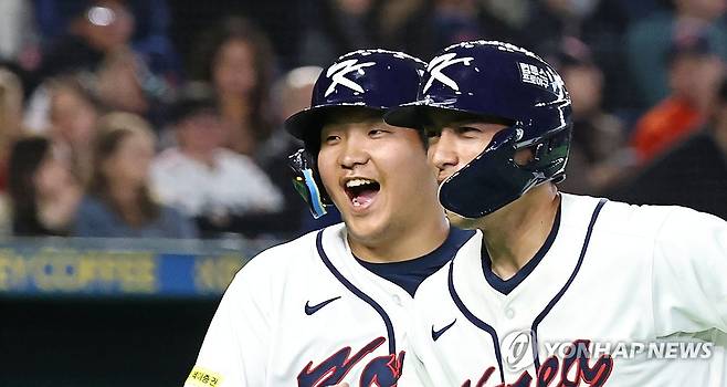 위트컴-문보경, '홈런의 주인공들' (도쿄=연합뉴스) 김인철 기자 = 5일 일본 도쿄돔에서 열린 2026 WBC 조별리그 C조 1차전 대한민국과 체코의 경기. 5회말 1사 1루 투런 홈런을 친 한국 위트컴이 문보경과 하이파이브를 한 뒤 더그아웃으로 향하고 있다. 2026.3.5 yatoya@yna.co.kr