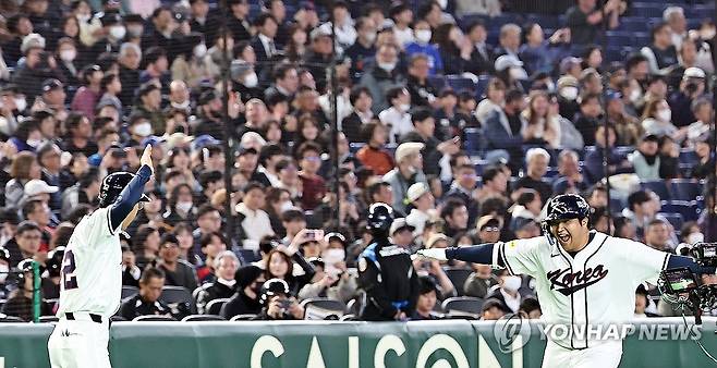 문보경 '만루 홈런의 주인공' (도쿄=연합뉴스) 김인철 기자 = 5일 일본 도쿄돔에서 열린 2026 WBC 조별리그 C조 1차전 대한민국과 체코의 경기. 1회말 1사 만루 문보경이 만루 홈런을 치고 세리머니를 하며 그라운드를 돌고 있다. 2026.3.5 yatoya@yna.co.kr