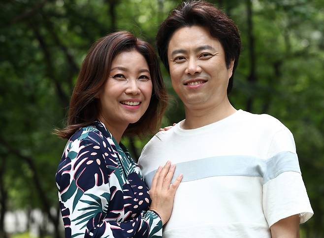 싱글 와이프'서 매력 뽐낸 서현철-정재은 부부 (서울=연합뉴스) 이재희 기자 = 배우 서현철, 정재은 부부가 2017년 6월 30일 서울 광화문 인근에서 연합뉴스와 인터뷰에 앞서 포즈를 취하고 있다. 2017.7.2. scape@yna.co.kr