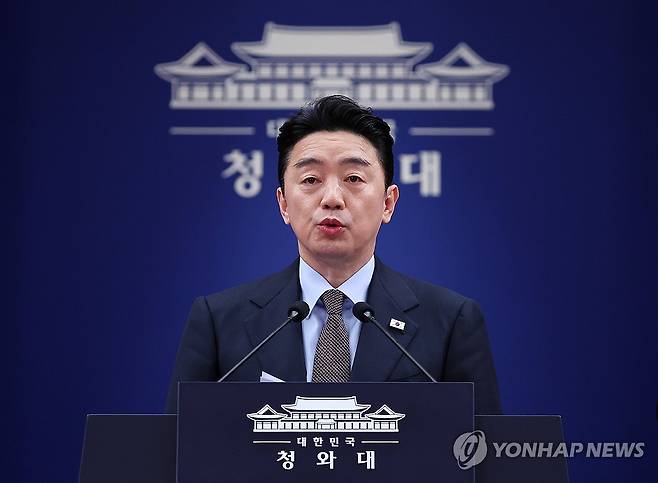 강훈식 비서실장, UAE 체류 국민 귀국 지원 및 원유 확보 관련 브리핑 (서울=연합뉴스) 김도훈 기자 = 강훈식 대통령 비서실장이 6일 청와대 춘추관에서 UAE 체류 국민 귀국 지원 및 원유 확보 관련 브리핑을 하고 있다. 2026.3.6 superdoo82@yna.co.kr