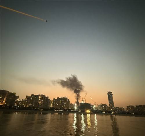 지난달 28일 두바이에서 요트 투어를 하던 유세이씨가 목격한 장면. 미사일 파편으로 추정되는 물체가 떨어지고 있다. [유세이씨 제공]