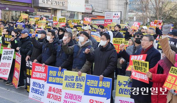 7일 오후 과천 중앙공원에서 진행된  ‘과천 경마공원 이전 반대 2차 시민 총궐기 대회’에서 참석자들이 구호를 외치고 있다. 2026.3.7  과천/박상일기자 metro@kyeongin.com