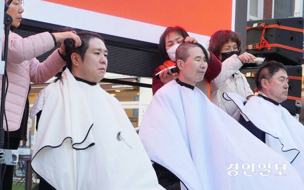 7일 오후 과천 중앙공원에서 진행된  ‘과천 경마공원 이전 반대 2차 시민 총궐기 대회’에서 김현석 경기도의원, 김동진 경마공원 이전 반대 비상대책위 위원장, 김진웅 과천시의원(왼쪽부터)이 삭발을 통해 의지를 표시하고 있다. 2026.3.7  과천/박상일기자 metro@kyeongin.com