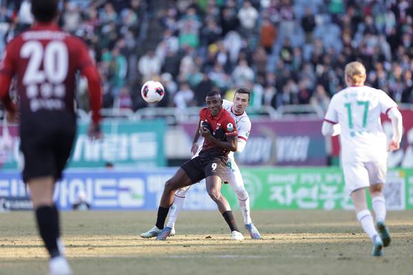 7일 부천종합운동장에서 열린 부천FC와 대전하나시티즌의 하나은행 K리그1 2026 2라운드경기에서 부천 몬타뇨와 대전 안톤이 경합하고 있다./한국프로축구연맹 제공