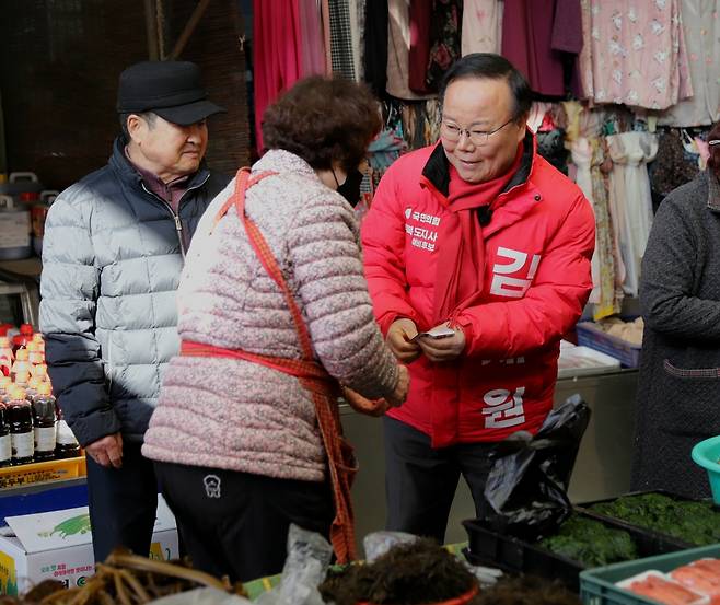 김재원 경북도지사 예비후보가 7일 전통시장을 방문해 상인들과 소통하고 있다. /김재원 예비후보 측 제공