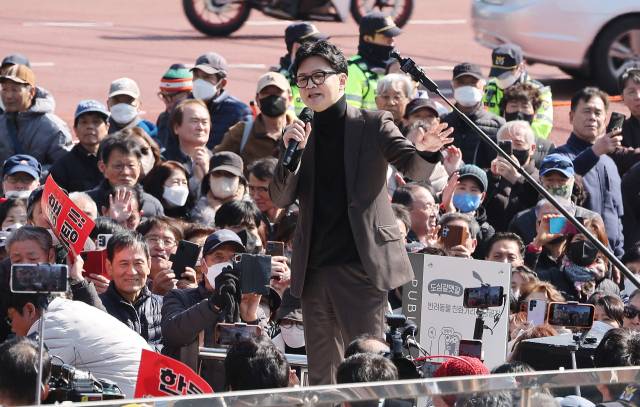 한동훈 전 국민의힘 대표가 7일 부산 북구 구포시장을 방문, 무대에 올라 지지자들에게 인사하고 있다. 이재찬 기자 chan@