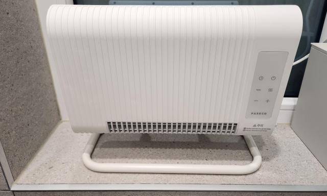 욕실 온도를 높이는 것은 물론 제습·건조 기능을 갖춘 파세코 '포시즌 욕실히터'. 사계절 욕실용 생활가전으로 손색이 없다. [사진=조현미 기자]