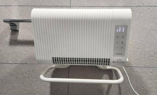 파세코 '포시즌 욕실히터'를 수건걸이에 설치한 모습 [사진=조현미 기자]