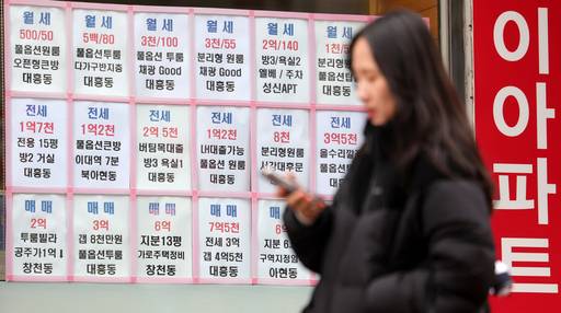 본격적인 봄 이사철을 앞두고 서울 전세난 우려가 커지고 있다. 아파트 전세 물건이 전년 대비 40% 가까이 급감하면서 전셋값 상승세도 좀처럼 꺾이지 않고 있다. 부동산 빅데이터 업체 아실에 따르면 서울 아파트 전세 물건은 1만8075건으로, 1년 전 같은 날 대비 38.9% 감소했다.또한 서울 아파트 전셋값은 56주 연속 상승세를 이어가고 있다. 한국부동산원이 발표한 3월 첫째 주(2일 기준) 주간 아파트 가격 동향에 따르면 서울 아파트 전셋값은 0.08% 상승했다.사진은 6일 서울 마포구 일대 부동산에 게시된 매물 정보/뉴시스