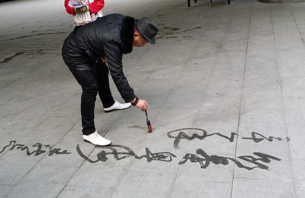 사람이 많으면 볼거리도 많고 기이한 사람도 많기 마련이다. /박헌정