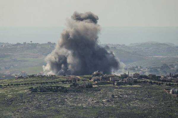 3월 5일, 이스라엘 공습으로 레바논 남부 크파르 티브니트 마을에 연기가 피어오르고 있다. 레바논은 지난 3월 2일, 미국과 이스라엘의 주말 공습으로 이란 최고 지도자가 사망한 데 대한 보복으로 헤즈볼라가 이스라엘을 공격하면서 중동 전쟁에 휘말렸다. 2026.3.5. AFP 연합뉴스
