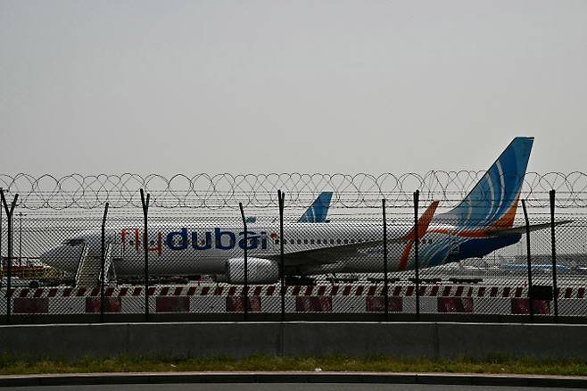 미국이스라엘과 이란 간 무력충돌로 폐쇄된 아랍에미리트(UAE) 두바이 국제공항 활주로에 플라이두바이 비행기들이 주차돼 있는 모습. (사진=AFP)