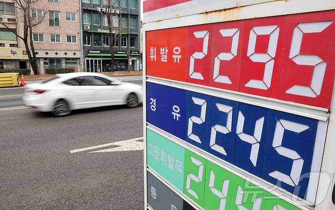 6일 서울의 한 주유소에 유류 가격이 표시돼 있다. 중동 리스크와 수급 불안정성에 따라 서울 평균 휘발유 가격이 리터당 1900원을 넘는 등 국내 기름값이 엿새 연속 오름세를 보이고 있다.  2026.3.6 ⓒ 뉴스1 김진환 기자