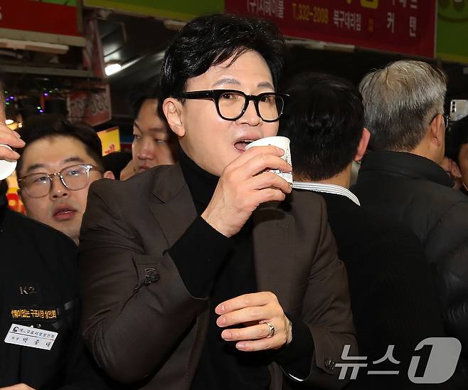 한동훈 전 국민의힘 대표가 7일 오후 부산 북구 구포시장을 찾아 어묵 국물을 맛보고 있다. 2026.3.7 ⓒ 뉴스1 윤일지 기자