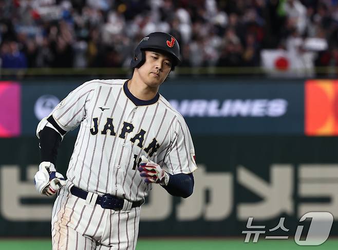 7일 오후 일본 도쿄돔에서 열린 2026 월드베이스볼클래식 C조 조별리그 대한민국과 일본의 경기. 3회말 1사 주자 없는 상황때 일본의 오타니 쇼헤이가 고영표를 상대로 동점 솔로홈런을 치고 그라운드를 돌고 있다. 2026.3.7 ⓒ 뉴스1 구윤성 기자