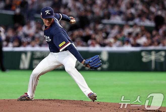7일 오후 일본 도쿄돔에서 열린 2026 월드베이스볼클래식 C조 조별리그 대한민국과 일본의 경기. 대한민국 선발투수 고영표가 역투하고 있다. 2026.3.7 ⓒ 뉴스1 구윤성 기자
