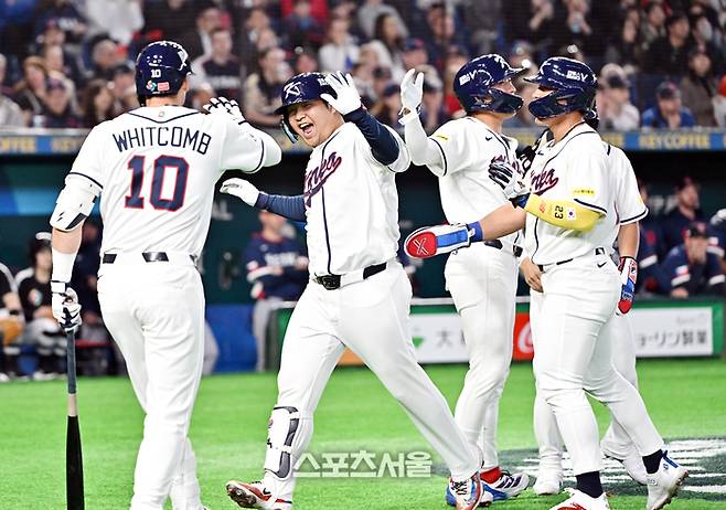 대한민국 야구대표팀의 문보경(가운데)이 5일 일본 도쿄 도쿄돔에서 열린 2026 월드 베이스볼 클래식(WBC) 조별리그 체코와의 경기 1회말 1사 만루 상황에서 체코 선발 파디샤크를 상대로 홈런을 친 뒤 선행 주자들과 하이파이브를 나누며 기뻐하고 있다. 도쿄(일본) | 박진업 기자 upandup@sportsseoul.com