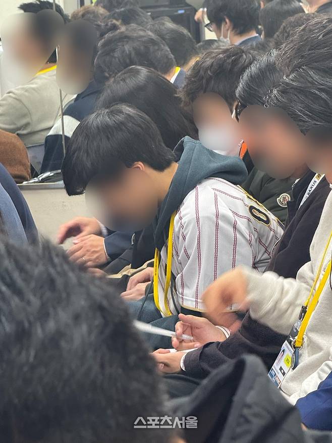 일본 한 기자가 하국 인터뷰장에 일본 대표팀 유니폼을 입고 나타났다. 도쿄 | 박연준 기자  duswns0628@sportsseoul.com